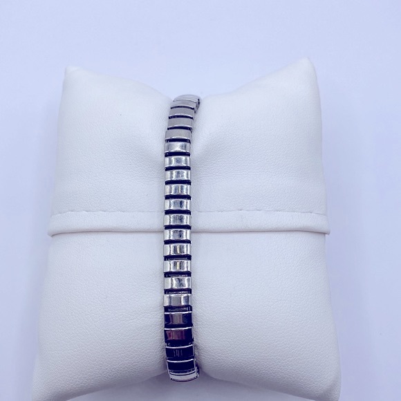 Working! Vintage Jordache Dainty Silver Tone Stretch Band Watch - Picture 3 of 7